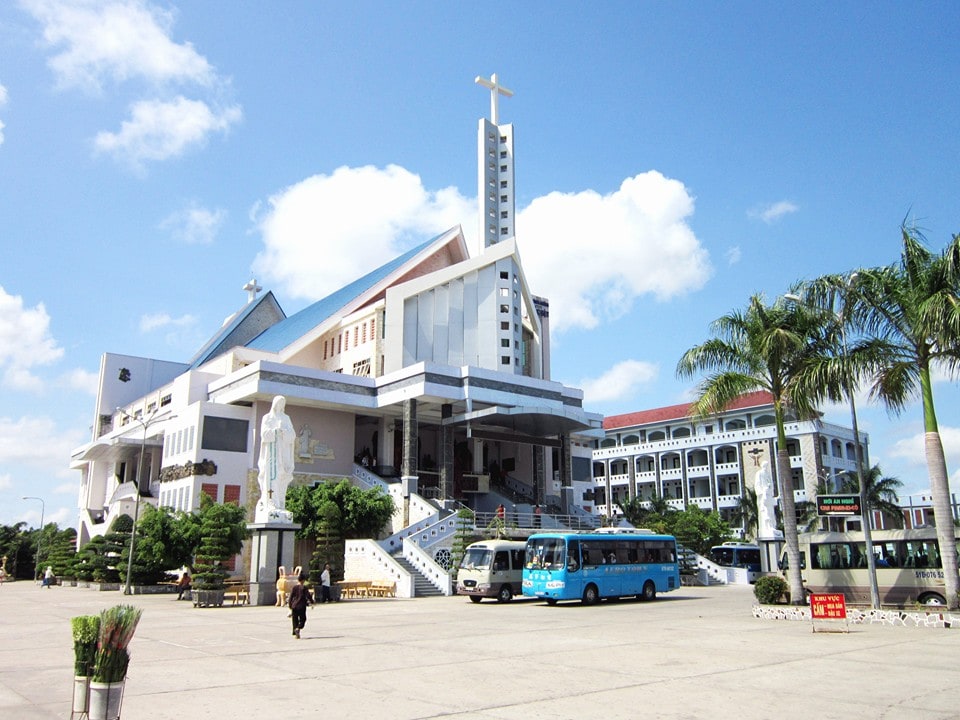 Một phần khuôn viên Thánh đường Tắc sậy